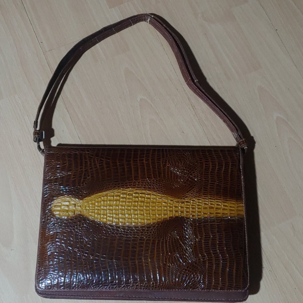 Vintage Alligator style portfolio
